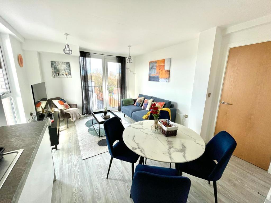 Appartamento Relaxing 1-Bed Flat In Salford With Street Parking Manchester Esterno foto