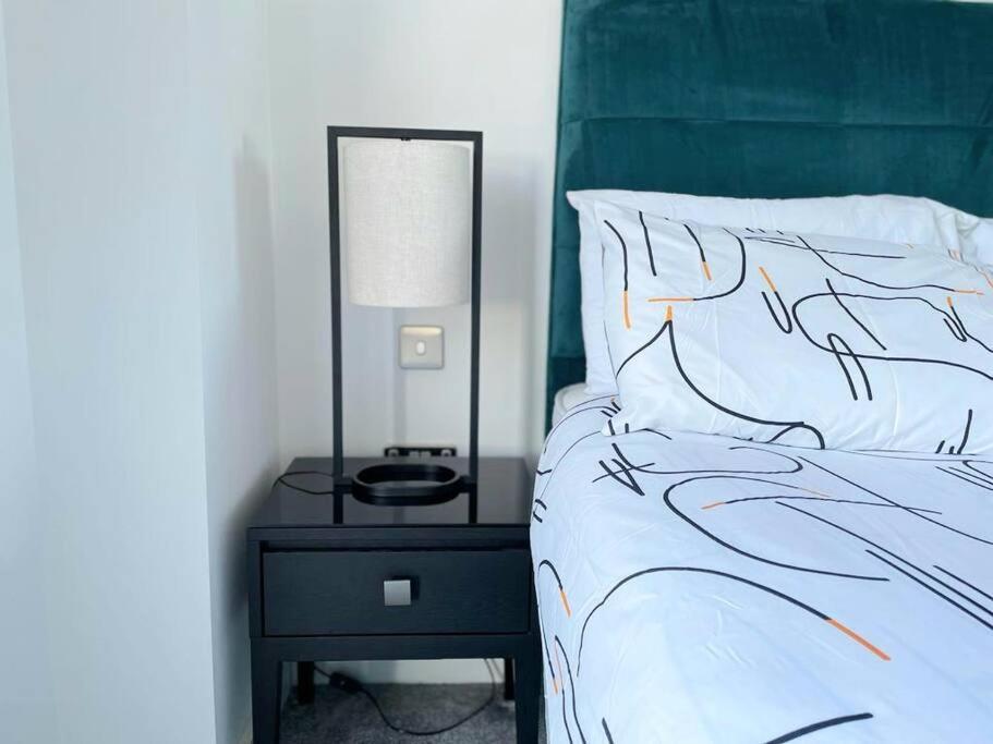 Appartamento Relaxing 1-Bed Flat In Salford With Street Parking Manchester Esterno foto